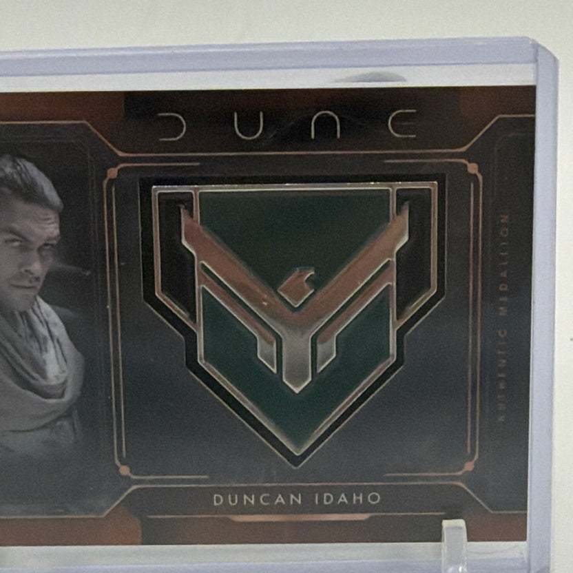 Close-up of raised House Atreides emblem on Duncan Idaho manufactured character medallion trading card