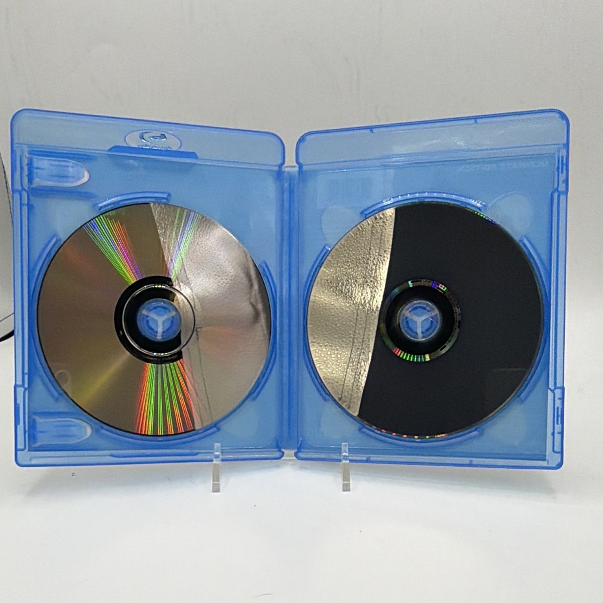 Open Batman v Superman Ultimate Edition case showing the reflective sides of both included discs