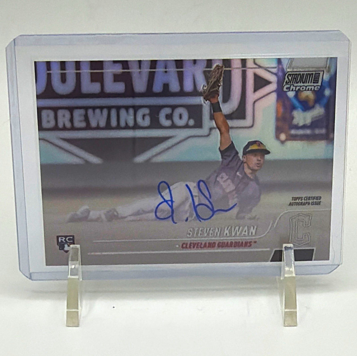 Topps 2022 Stadium Club Chrome Steven Kwan RC Auto #SCCUA-SK Autographs
