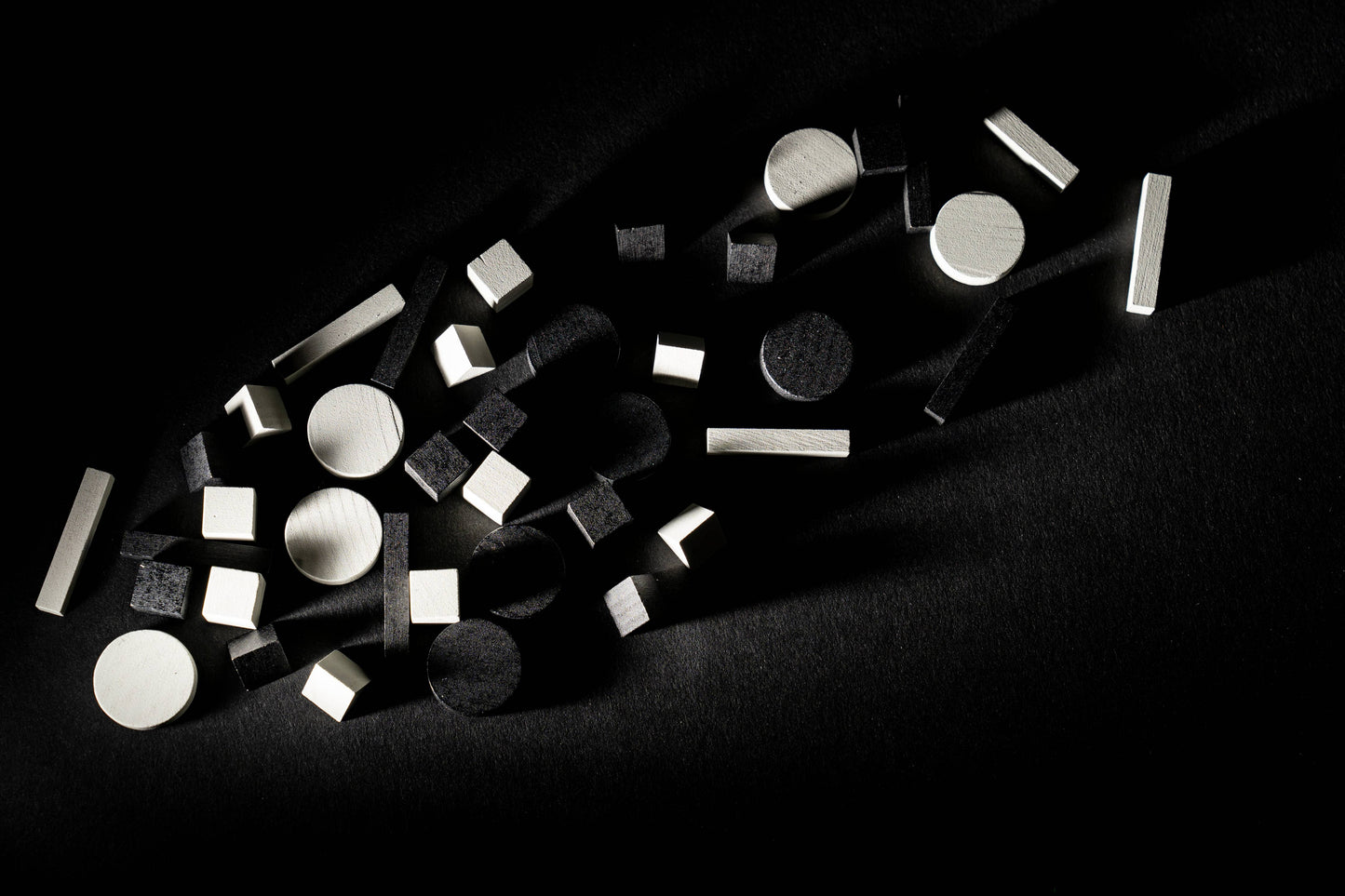 Signal board game, Signal game, cooperative deduction game, communication game, logic puzzle board game, cooperative logic game, alien communication board game, hidden rules deduction game, pattern deduction game, black and white pieces game, cooperative puzzle game for adults, quick cooperative game 15 minutes, 2 player cooperative game, party size cooperative game 2 or more players, game night logic challenge, teamwork deduction board game, family logic board game age 10+, unique indie tabletop game, sci 