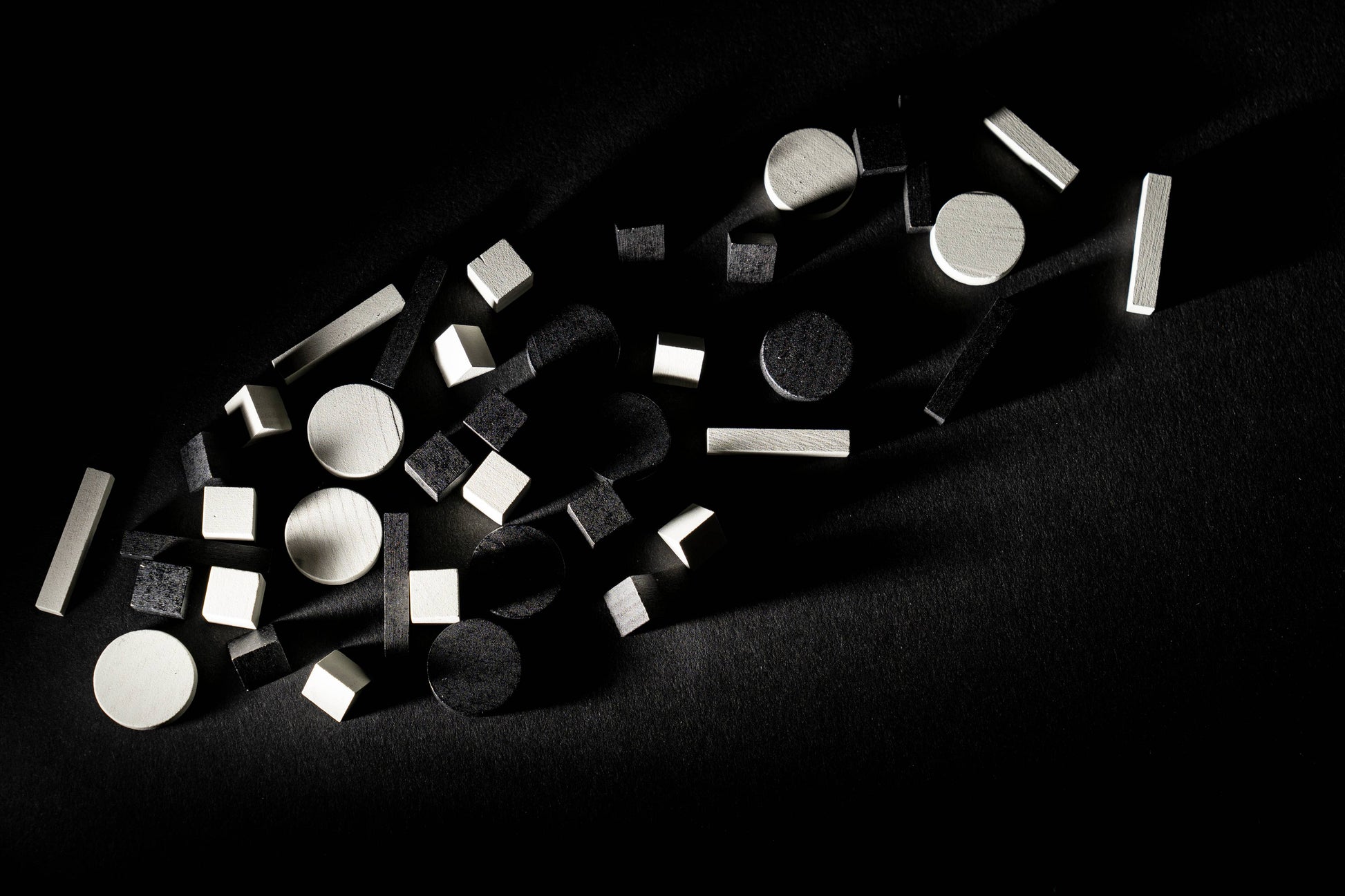 Signal board game, Signal game, cooperative deduction game, communication game, logic puzzle board game, cooperative logic game, alien communication board game, hidden rules deduction game, pattern deduction game, black and white pieces game, cooperative puzzle game for adults, quick cooperative game 15 minutes, 2 player cooperative game, party size cooperative game 2 or more players, game night logic challenge, teamwork deduction board game, family logic board game age 10+, unique indie tabletop game, sci 